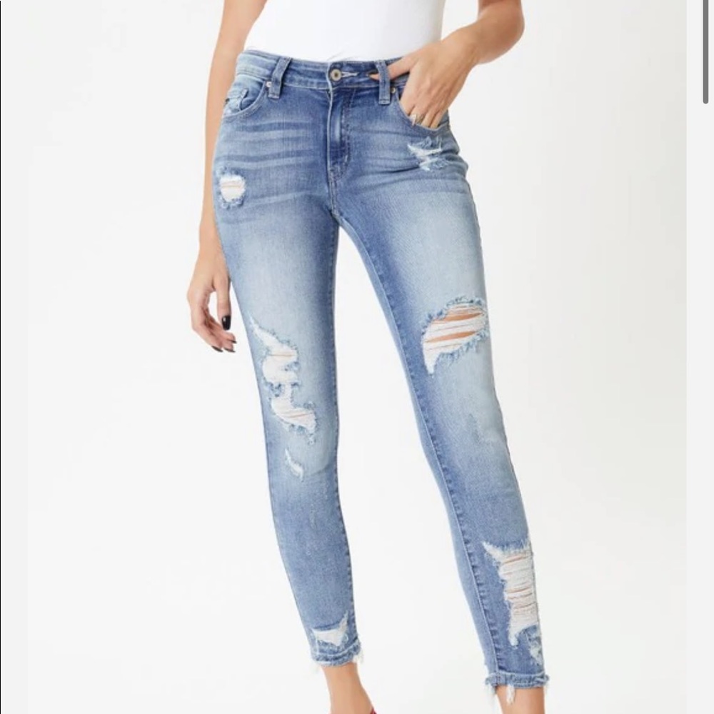 KanCan distressed stretchy skinny jeans. Size 5/26